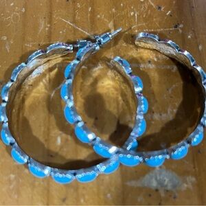 2 pairs hoop earrings